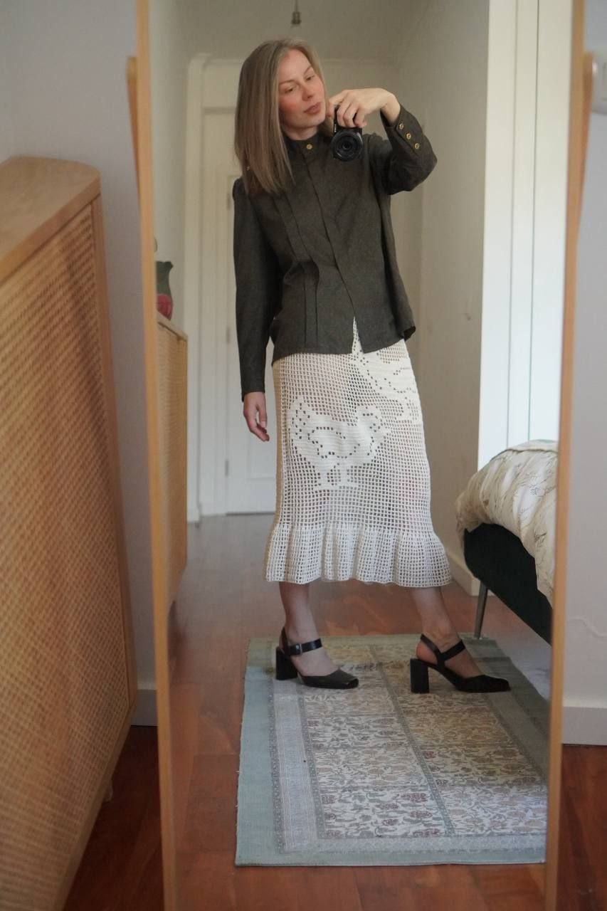 White filet-crochet skirt with a hen motif